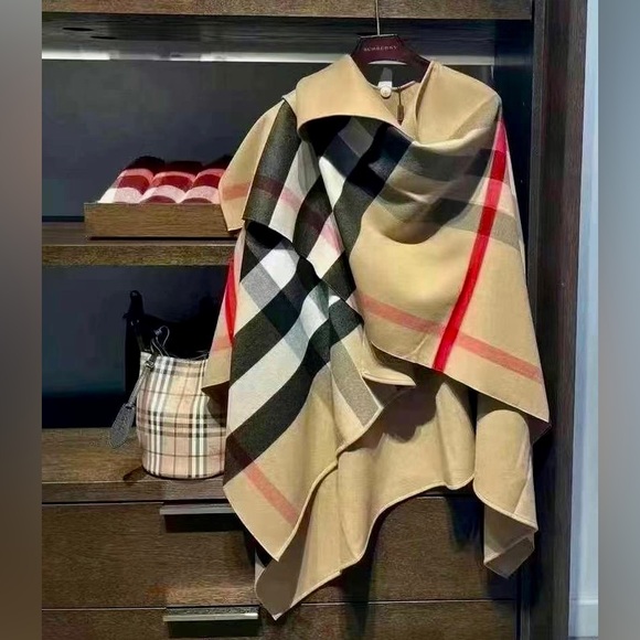 Burberry Reversible Check-To-Solid Wool Cape, Camel - Picture 9 of 10